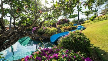 5 utomhuspooler med öppettider 08.00 till 19.00, och parasoller