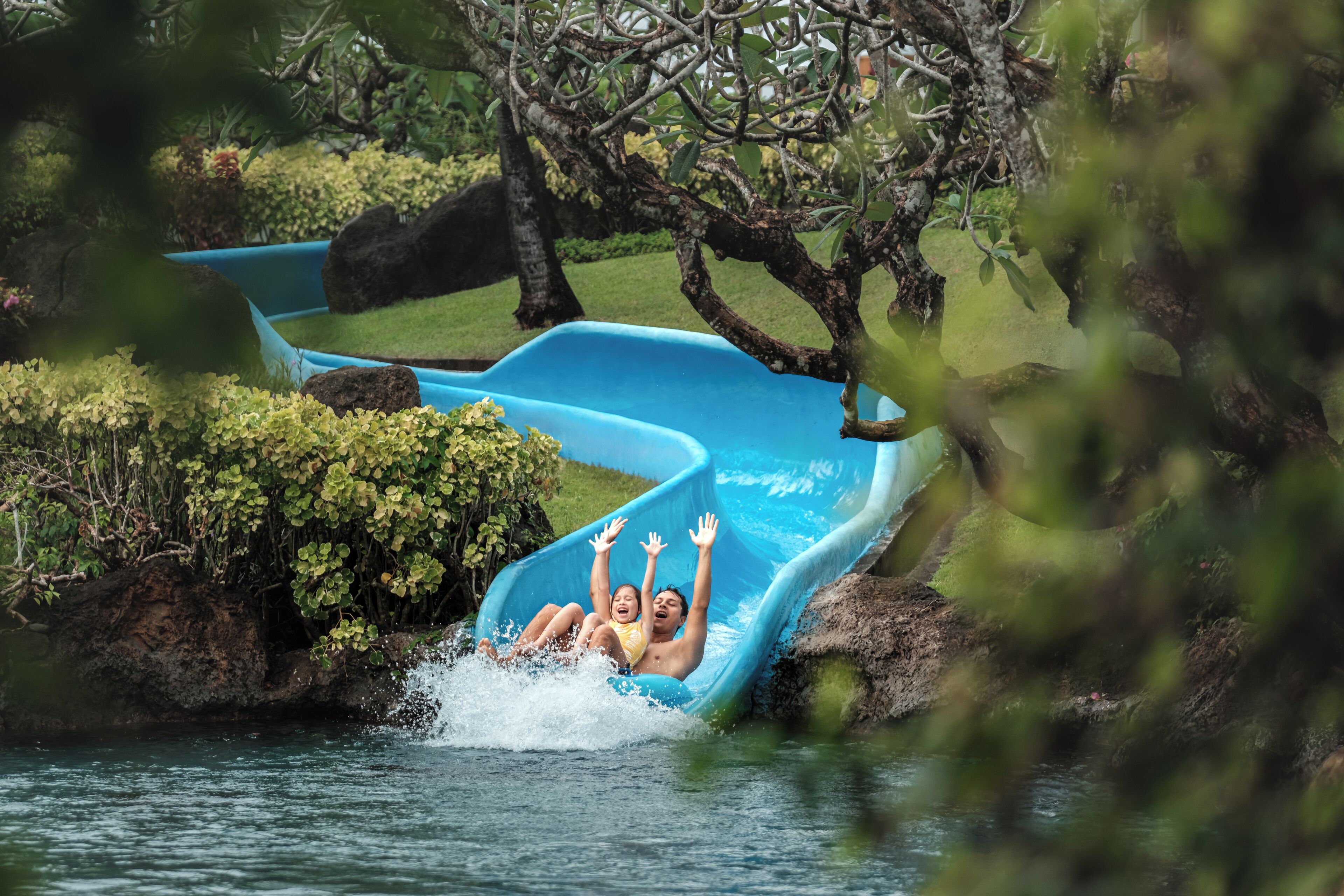 5 室外游泳池，08:00 至 19:00 开放，池畔遮阳伞