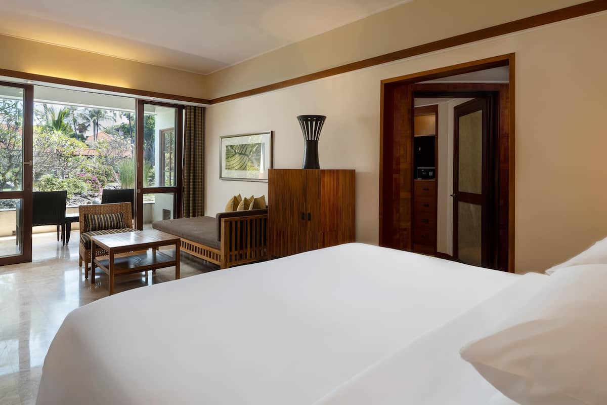 Deluxe Room, 1 King Bed (Club Access) | 1 bedroom, minibar, in-room safe, desk