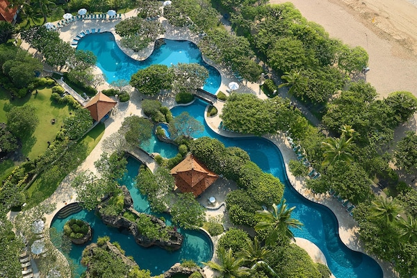 5 kolam renang outdoor, dengan payung kolam renang