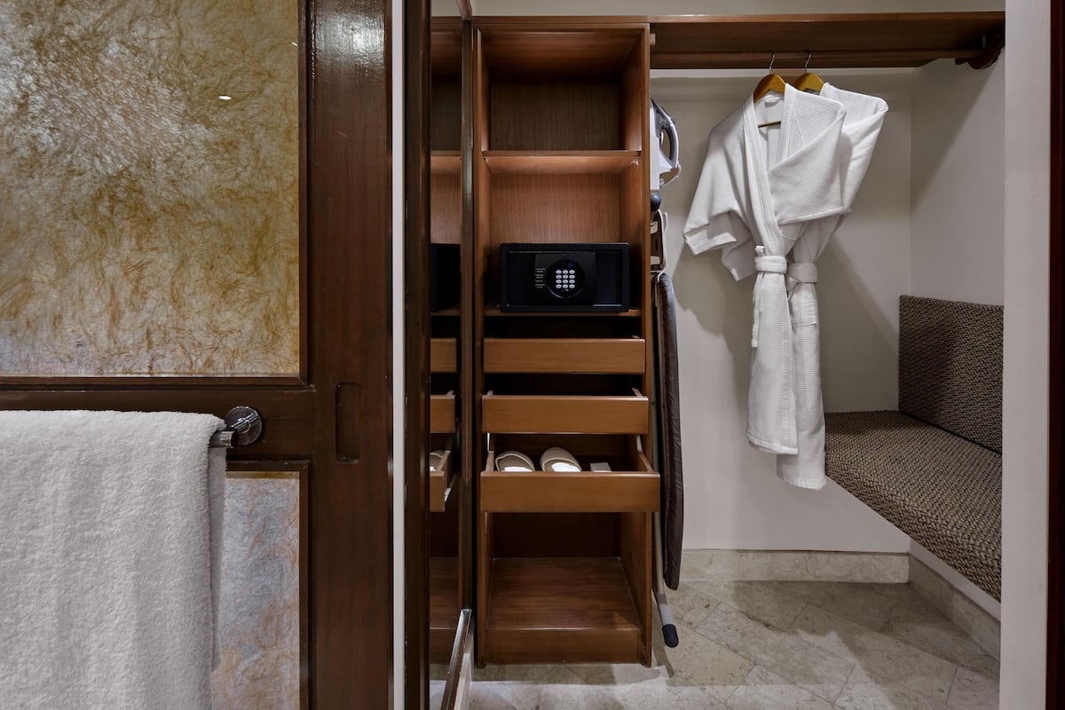 Separate tub and shower, spring water tub, rainfall showerhead