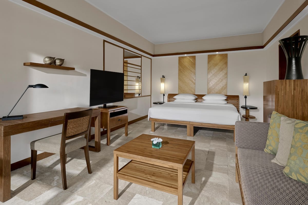 Club Room, 1 King Bed, Ocean View | 1 bedroom, minibar, in-room safe, desk