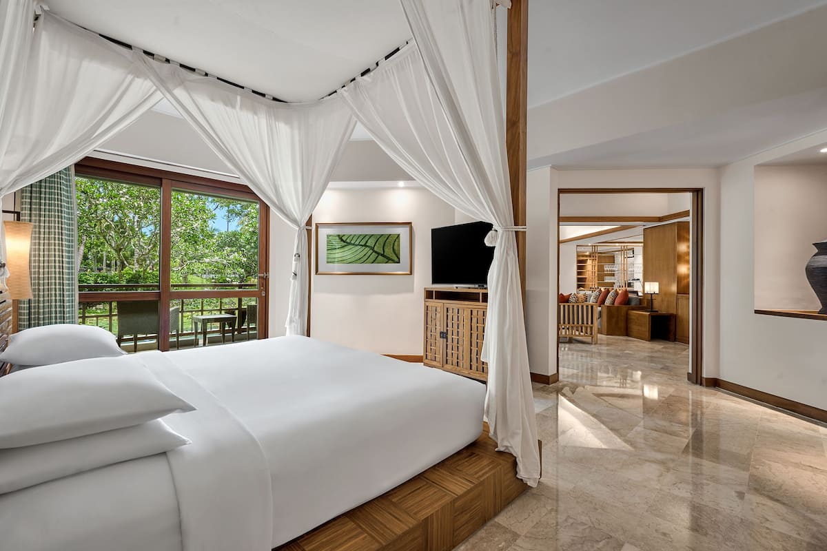 grand suite, 1 king bed (deluxe) | minibar, in-room safe, desk, laptop workspace