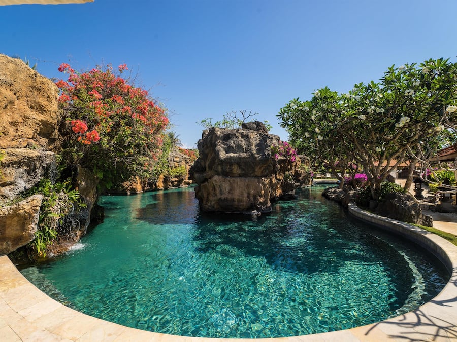 5 buitenzwembaden en parasols bij het zwembad