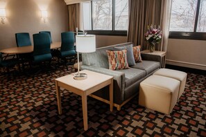 Escritorio, espacio para trabajar con laptop y cortinas blackout 