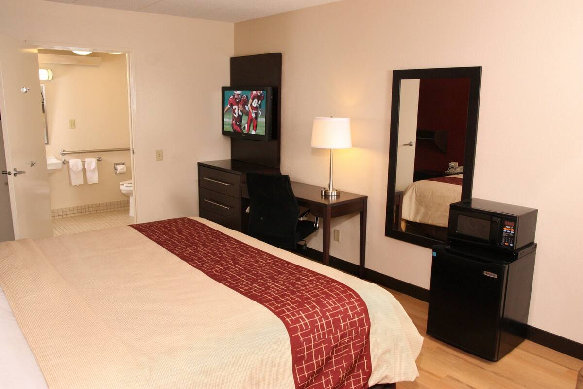 Premium bedding, in-room safe, desk, laptop workspace