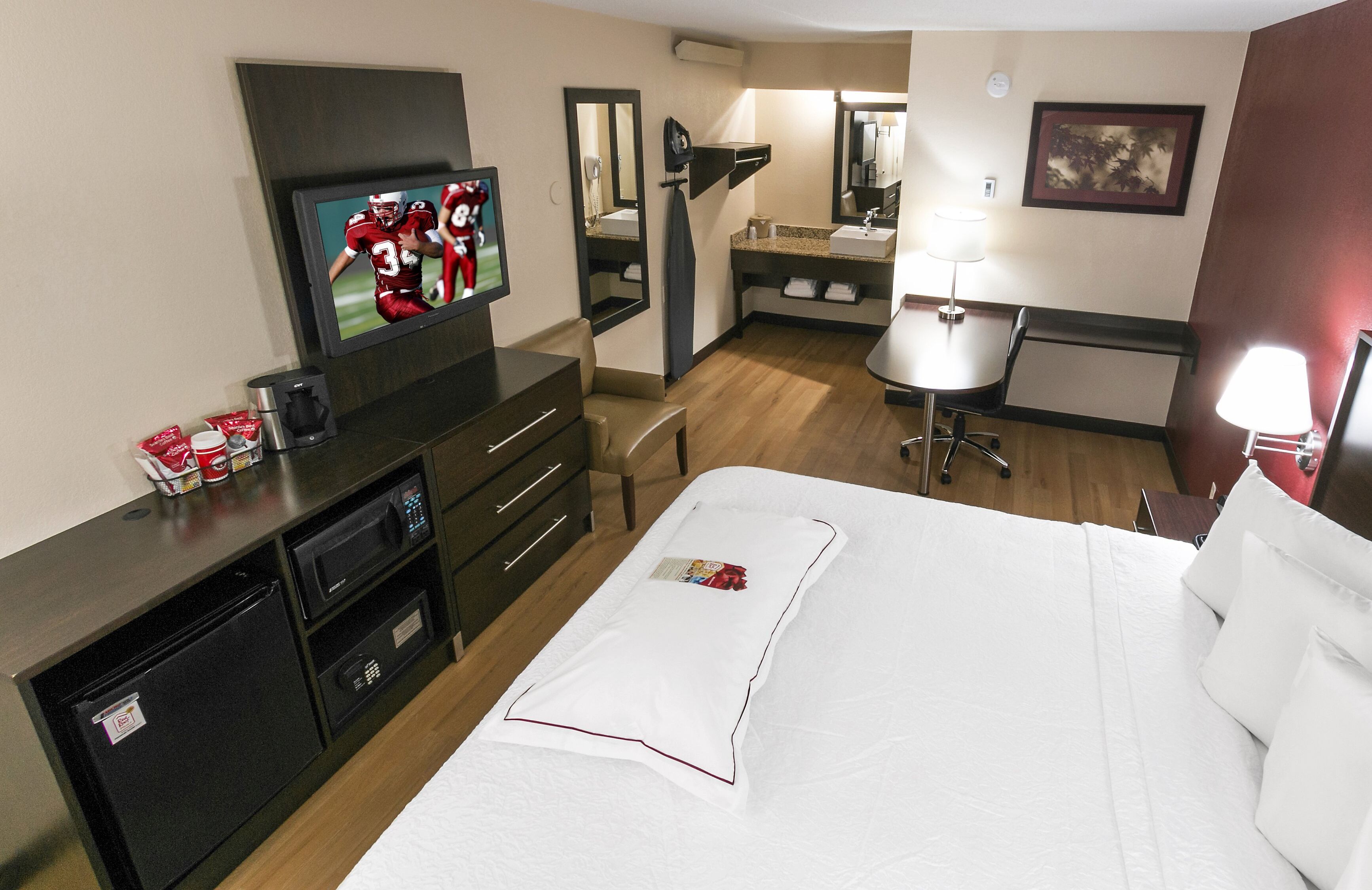 premium bedding, in-room safe, desk, laptop workspace