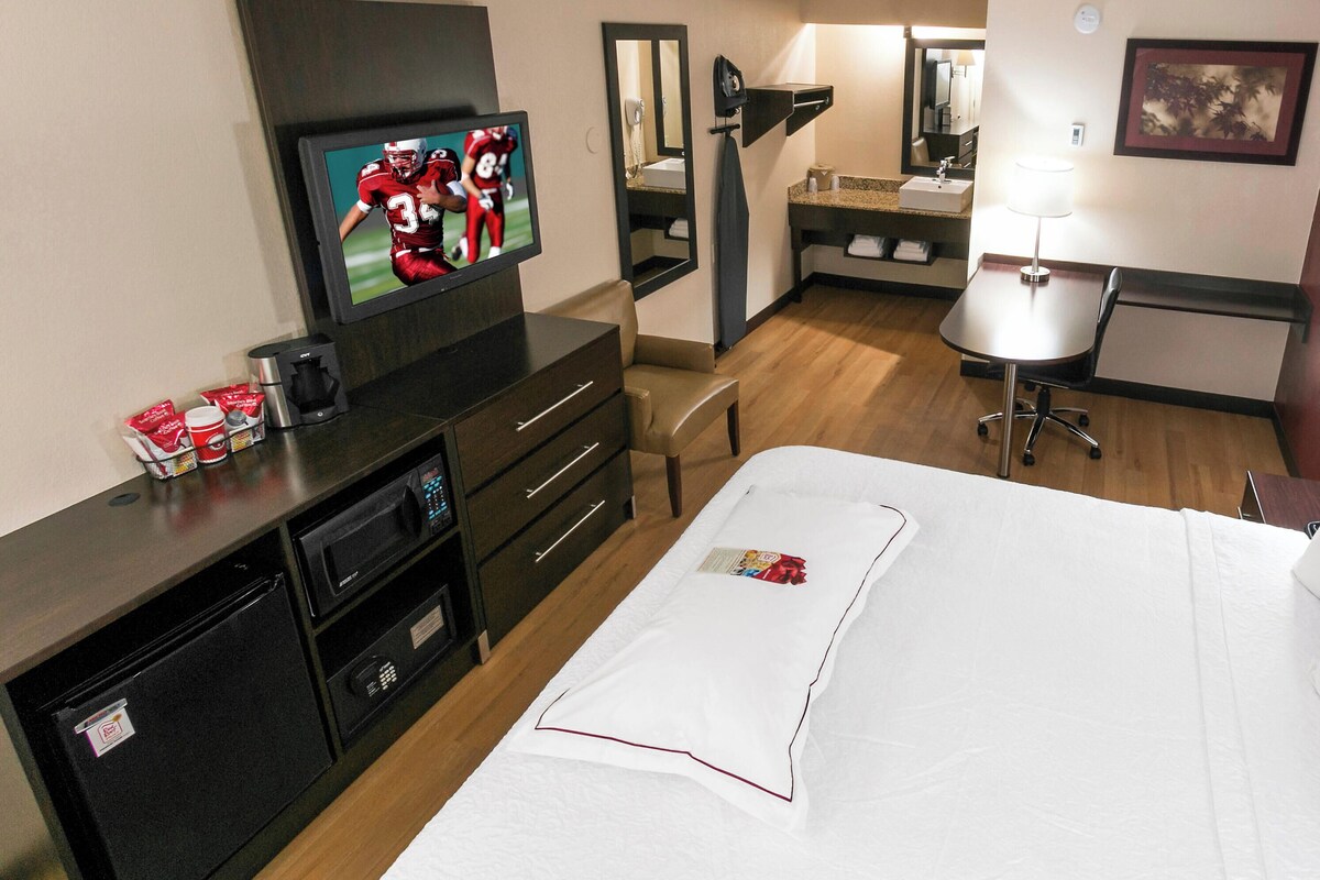 Premium bedding, in-room safe, desk, laptop workspace