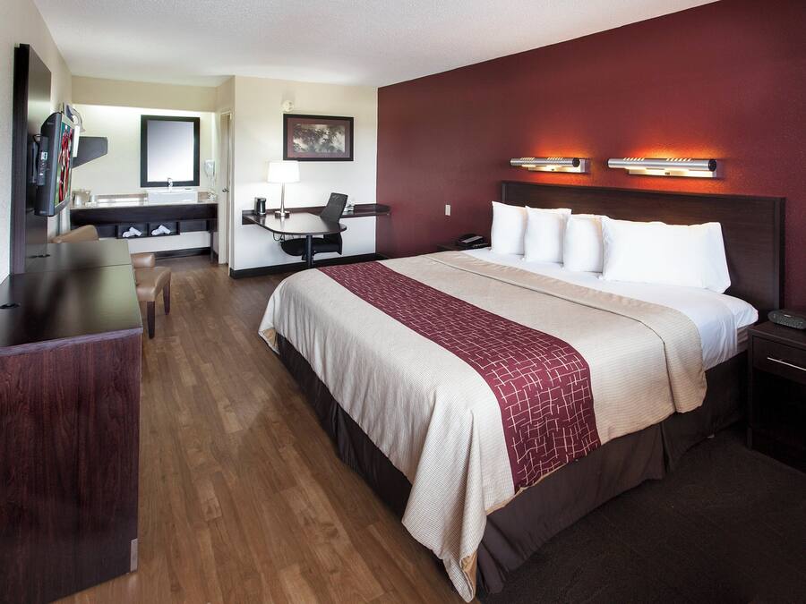 Premium bedding, in-room safe, desk, laptop workspace