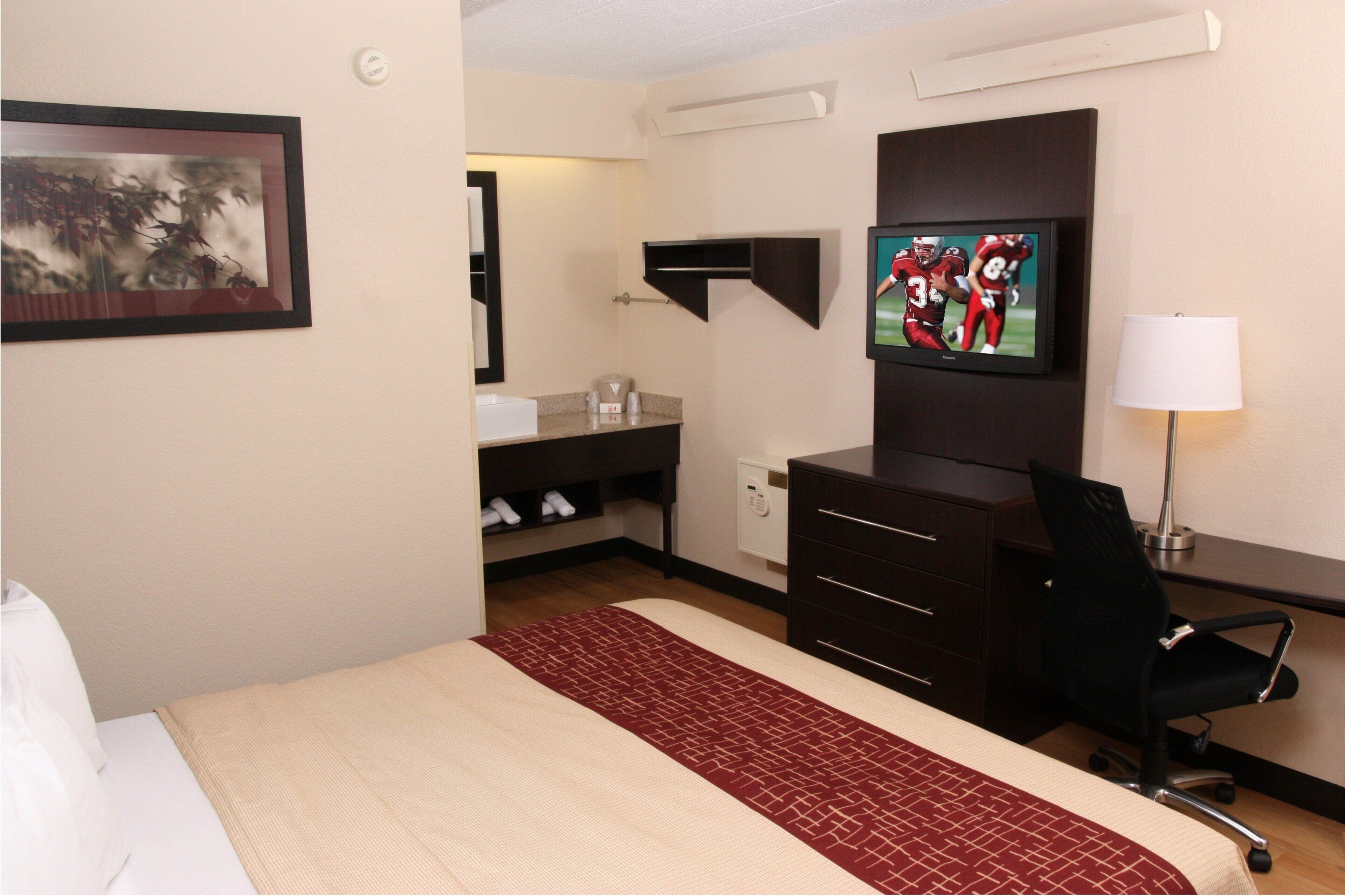 standard room, 1 king bed (smoke free) | premium bedding, in-room safe, desk, laptop workspace