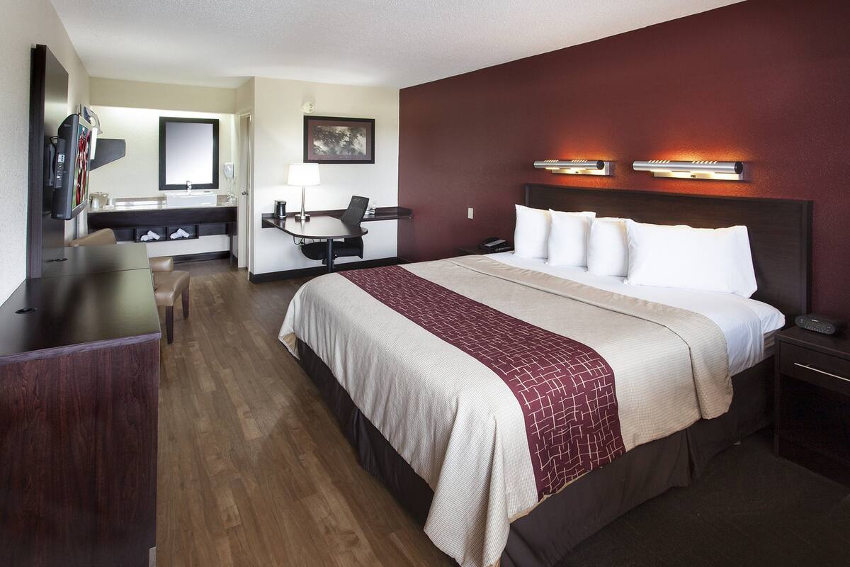 Superior Room, 1 King Bed (Smoke Free) | Premium bedding, in-room safe, desk, laptop workspace