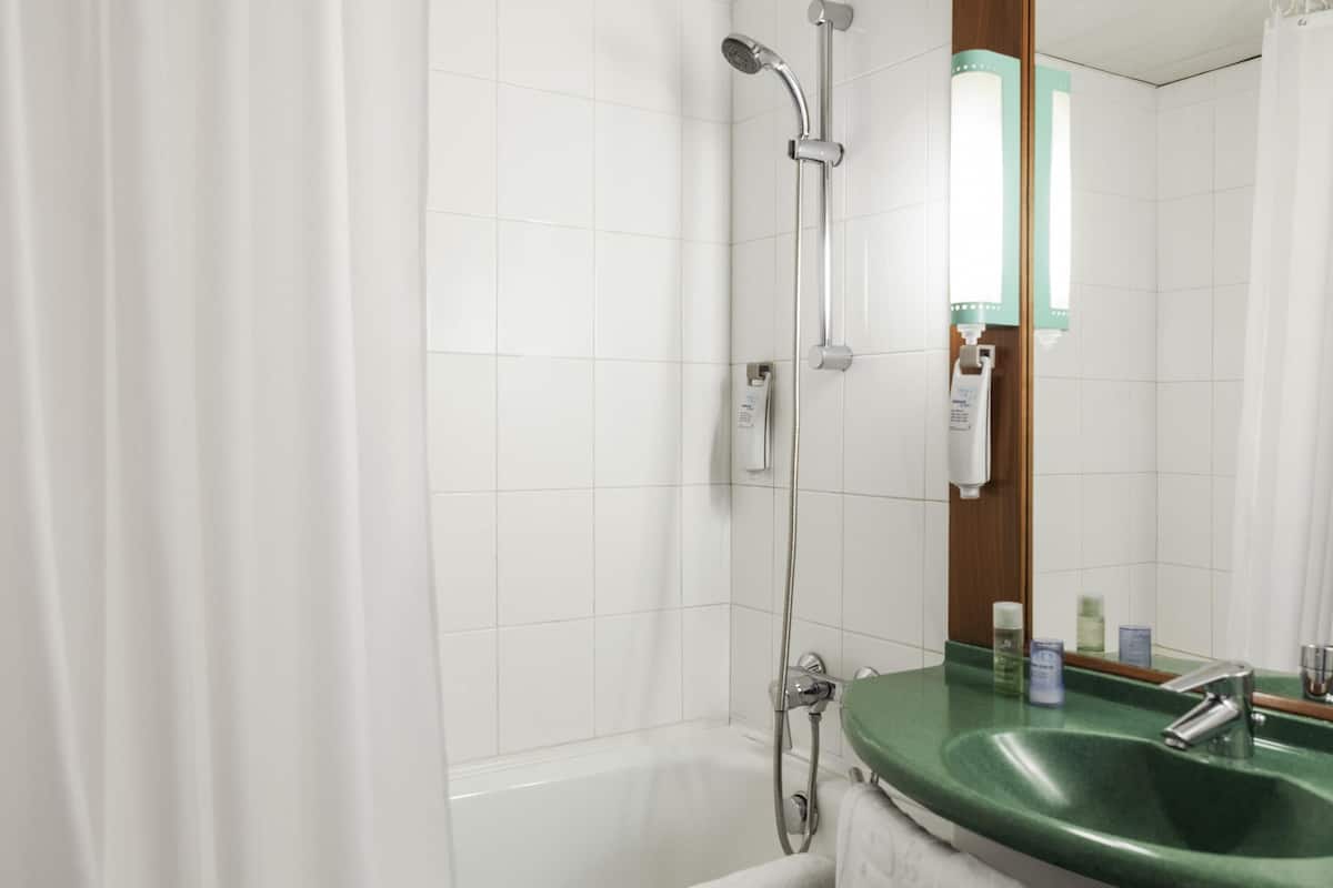 Premium bedding, in-room safe, desk, blackout drapes