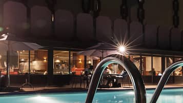 Una piscina al aire libre, sombrillas, tumbonas