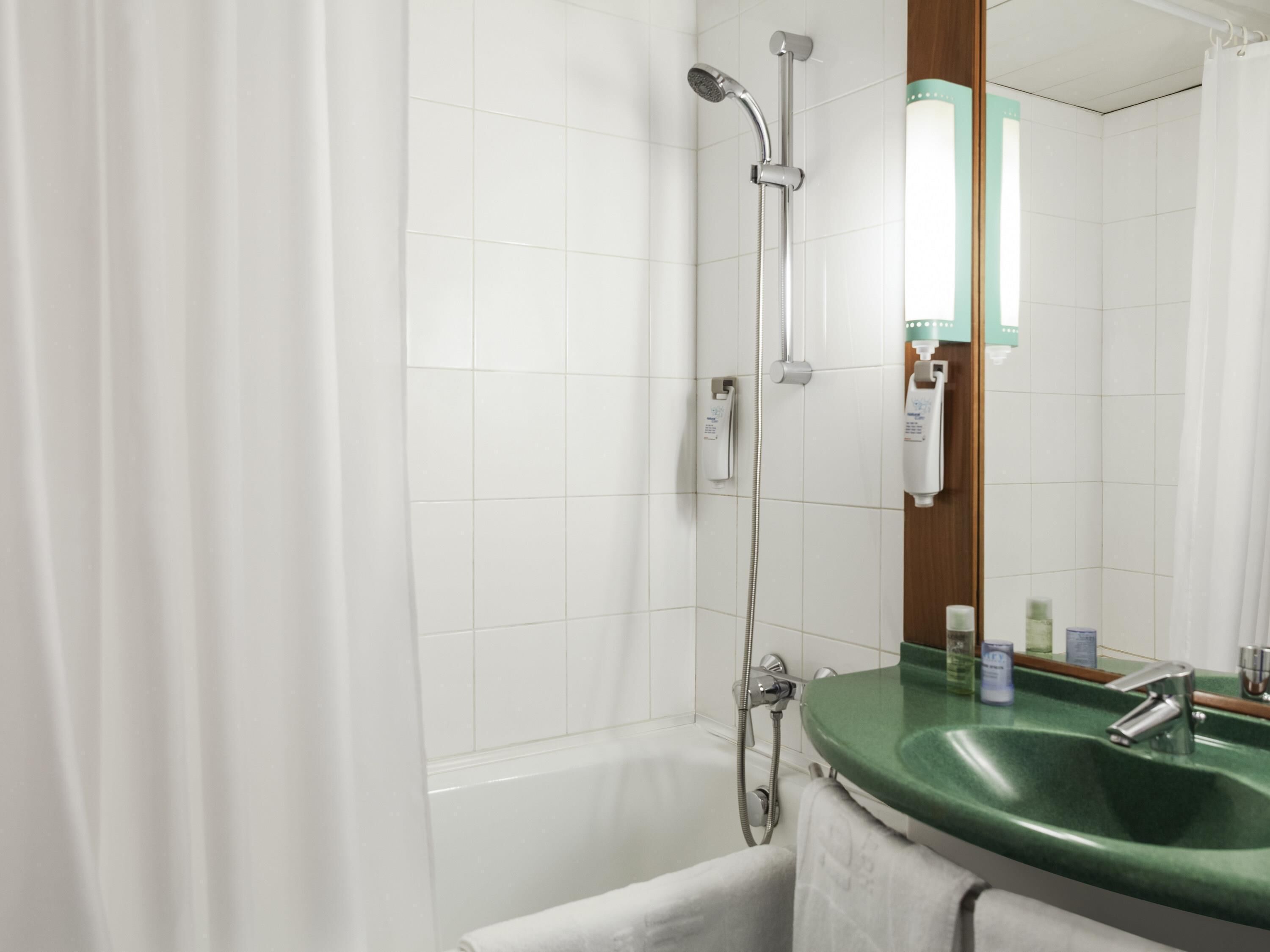 Roupas de cama premium, cofres nos quartos, escrivaninha