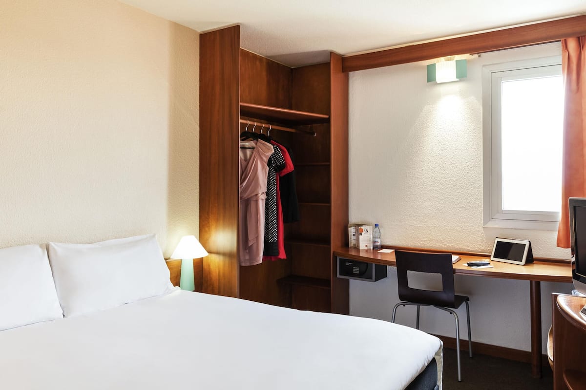 Premium bedding, in-room safe, desk, blackout drapes