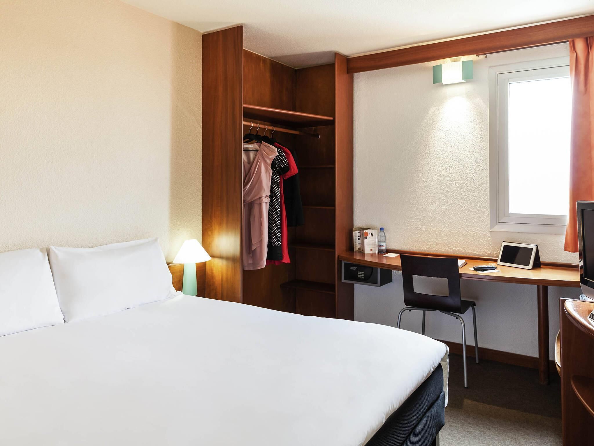 Phòng, 1 giường đôi | Bộ đồ giường cao cấp, két bảo mật tại phòng, bàn, màn/rèm cản sáng 