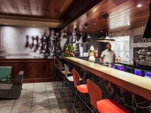 Serves lunch, dinner, and happy hour