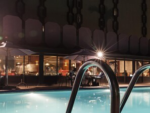 Piscine extérieure, parasols, chaises longues