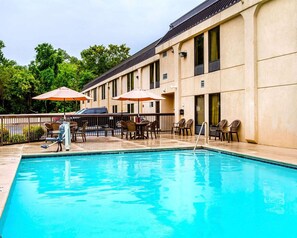Seasonal outdoor pool, pool umbrellas, sun loungers - Clarion Inn near Lookout Mountain (Chattanooga)