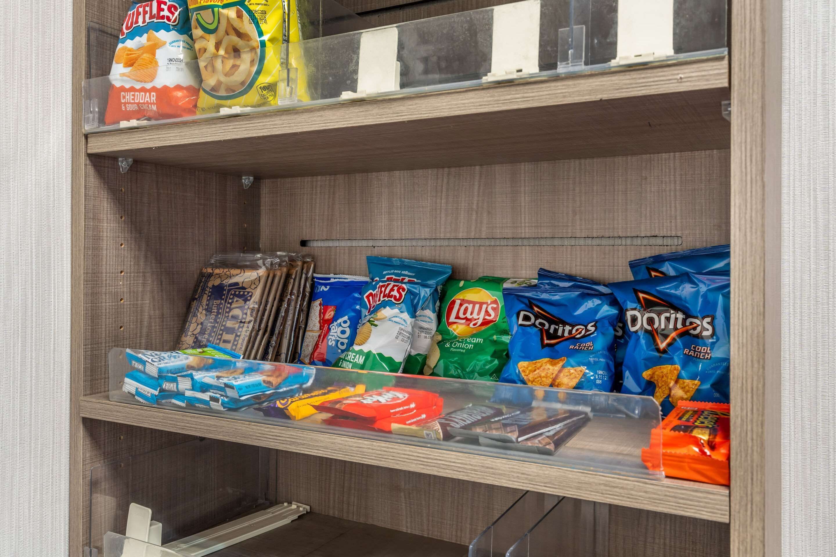 Un présentoir proposant une variété de chips et d’en-cas.