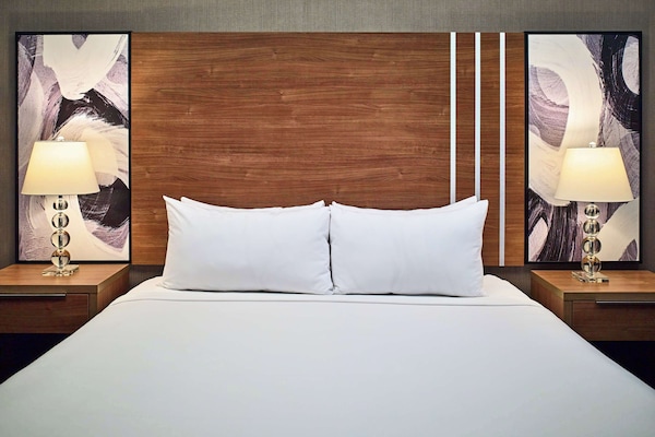 Suite, 1 cama de matrimonio grande con sofá cama (Preferred Suite King) | Ropa de cama de alta calidad y colchones con acolchado adicional