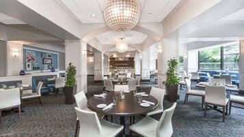 Se sirven desayunos, cenas y cocina americana