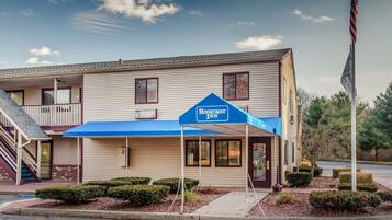 Un motel de dos pisos con toldo azul y un letrero que dice 'Rodeway Inn'.