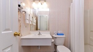 Kombinasi shower/bathtub, pengering rambut,  dan handuk