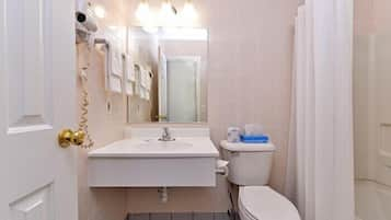 Kombinasi shower/bathtub, pengering rambut,  dan handuk