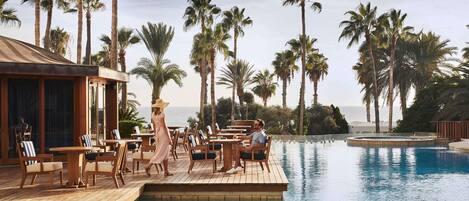 Piscine couverte, 2 piscines extérieures, parasols de plage