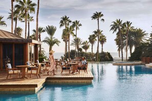 Piscine intérieure, 2 piscines extérieures, parasols, chaises longues