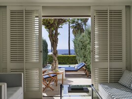 Studio Suite with Private Plunge Pool | Roupas de cama antialérgicas, frigobar, cofres nos quartos