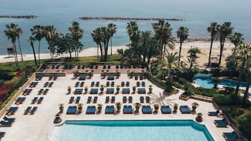 Piscine couverte, 2 piscines extérieures, parasols de plage