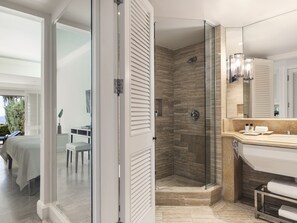 Studio Suite with Private Plunge Pool | Salle de bain | Douche, articles de toilette griffés, séchoir à cheveux, peignoirs