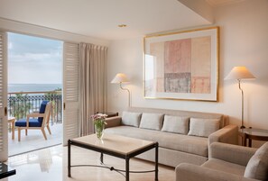 One Bedroom Sea View Deluxe Suite | Zona de estar | Smart TV de 43 cm con canales por satélite, libros