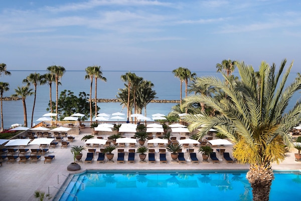 Innenpool, 2 Außenpools, Sonnenschirme, Liegestühle