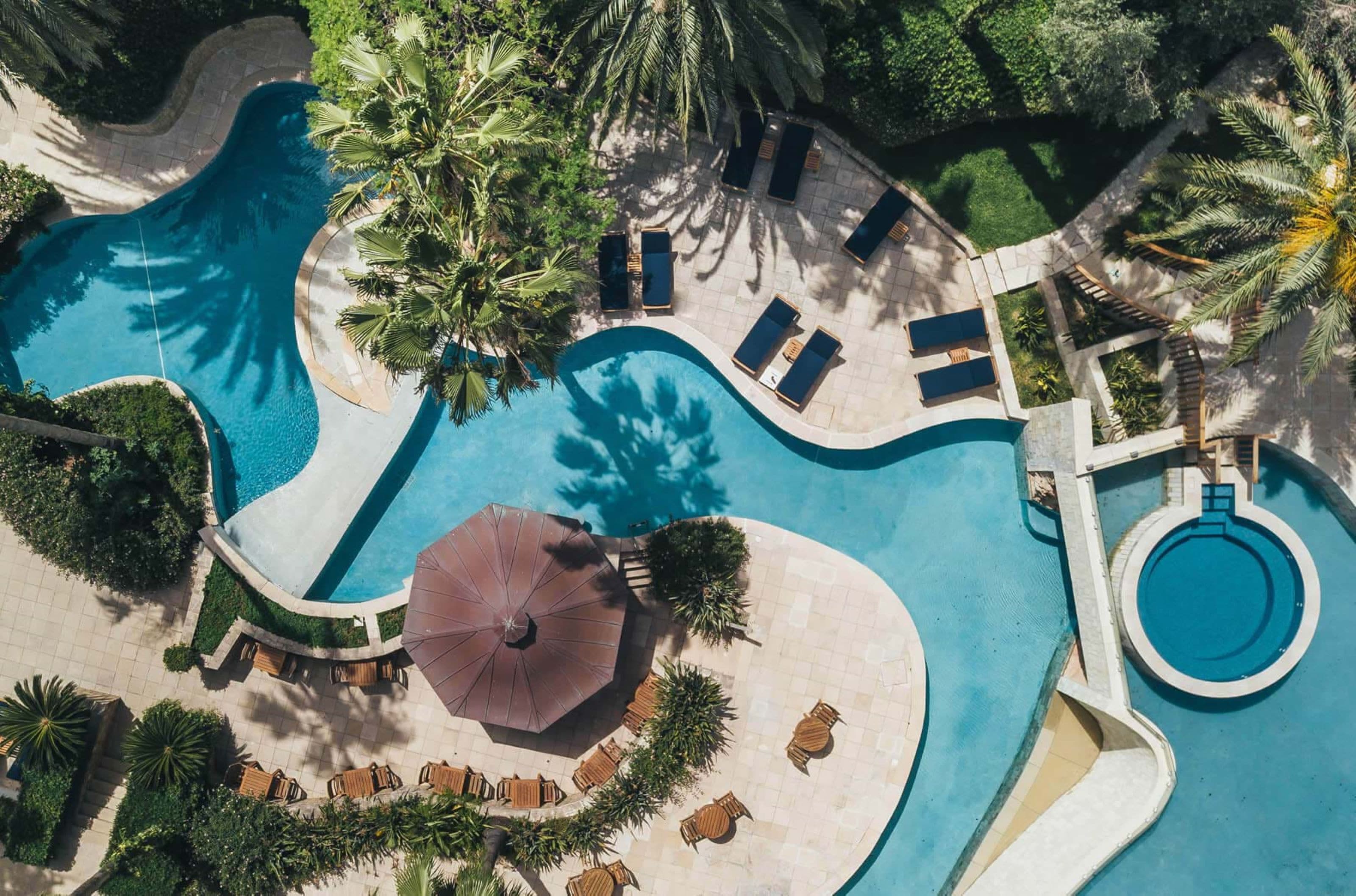 Innendørsbasseng,2 utendørsbassenger, bassengparasoller og solsenger