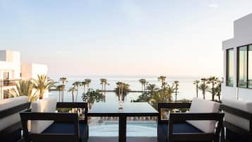 4 restaurantes, se sirven desayunos, comidas y cocina internacional