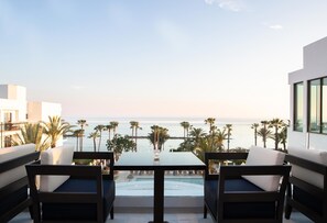 4 restaurants; breakfast, lunch, dinner, and brunch served
