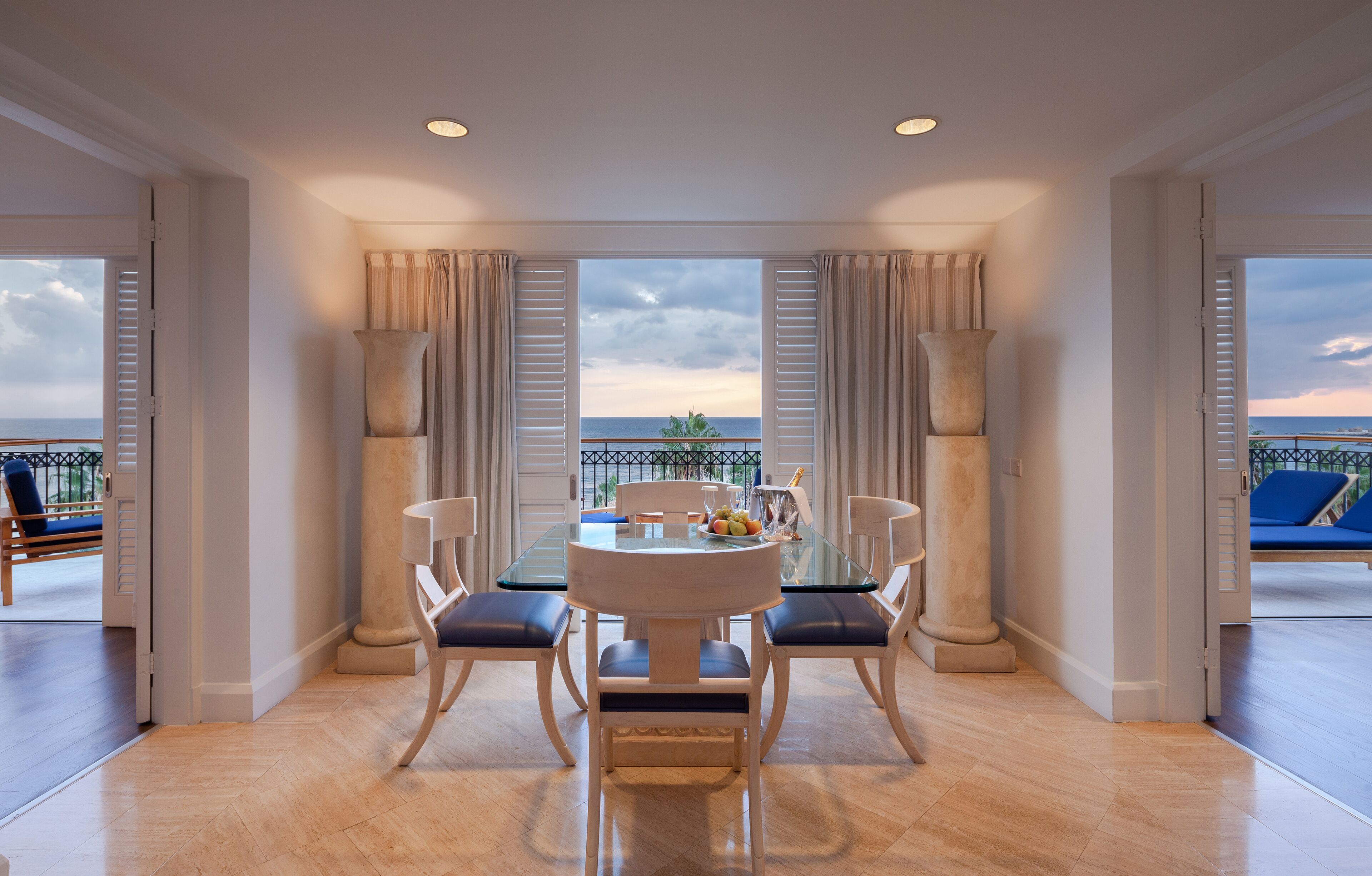 Two Bedroom Sea View Deluxe Suite | Allergiatestatut vuodevaatteet, minibaari, tallelokero huoneessa