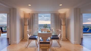 Two Bedroom Sea View Deluxe Suite | 2 habitaciones, ropa de cama hipoalergénica y minibar