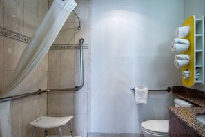 Combined shower/tub, towels