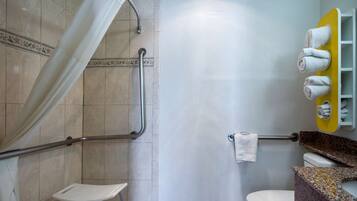 Tina con regadera y toallas