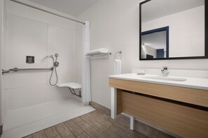 Tina con regadera, amenidades de baño de diseñador, secadora de cabello 
