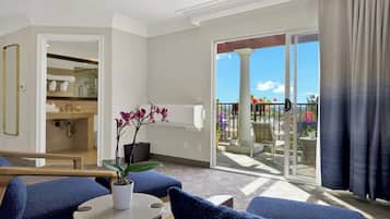Suite - 1 kingsize-seng - balkon - byudsigt | Badeværelse | Gratis toiletartikler, hårtørrer, hjemmesko, håndklæder
