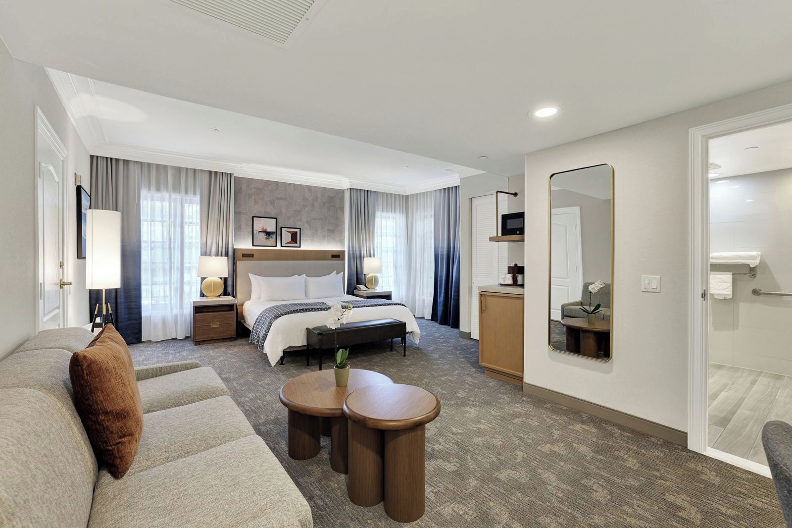 Standard Room, 1 King Bed, Accessible, Non Smoking (with Sofabed) | Premium bedding, in-room safe, desk, blackout curtains