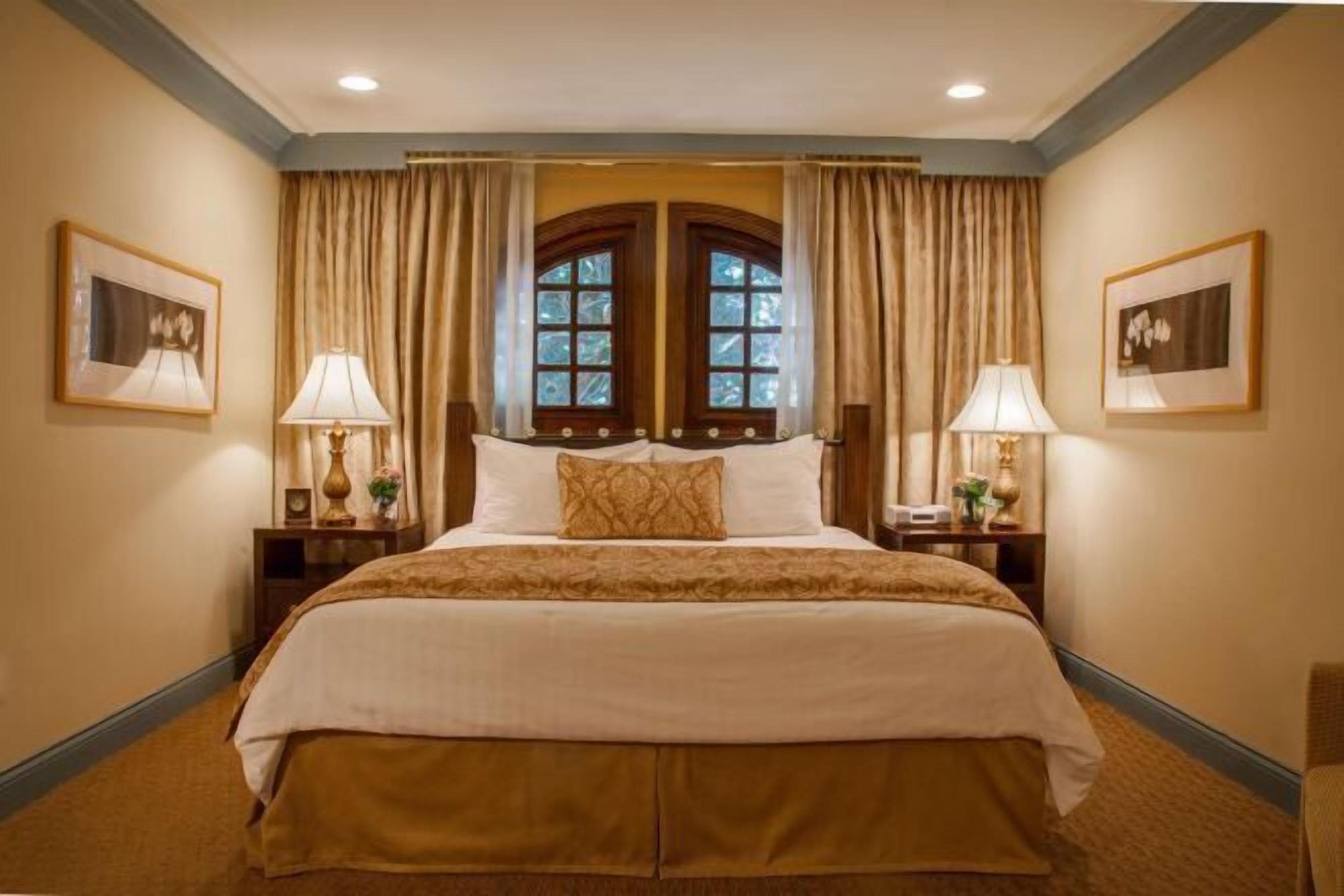 Ropa de cama de alta calidad, caja fuerte, escritorio y cortinas opacas