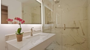 Articles de toilette gratuits, sĂšche-cheveux, chaussons