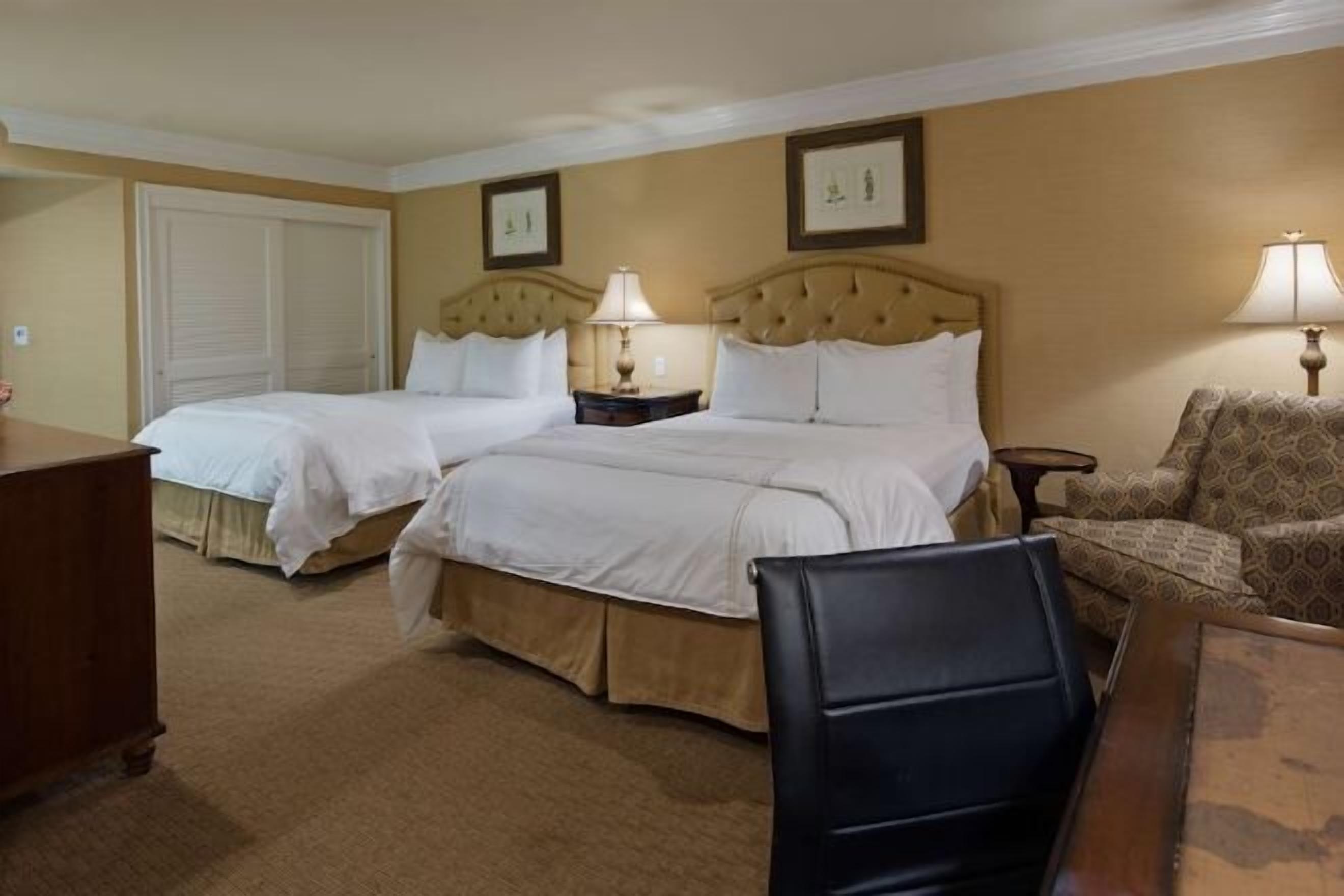 Ropa de cama de alta calidad, caja fuerte, escritorio y cortinas opacas