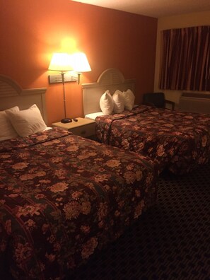 Desk, free WiFi, bed sheets, alarm clocks - Sunset Inn & Suites - Lincoln Airport (Lincoln)